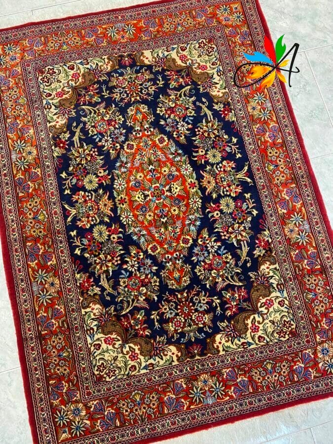 Azerbaijan Tappeti Milano Un tappeto colorato in stile persiano con intricati motivi floreali e uno sfondo centrale blu scuro.