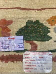 Azerbaijan Tappeti Milano Un tappeto con un'etichetta raffigurante l'immagine di un albero, disponibile presso l'esclusivo negozio tappeti Milano.