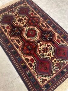 Azerbaijan Tappeti Milano Un tappeto dal disegno geometrico a terra, disponibile presso un negozio di Milano specializzato in tappeti persiani e orientali.