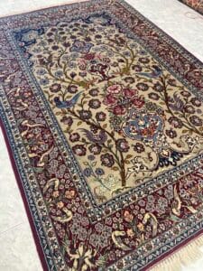 Azerbaijan Tappeti Milano Tappeto floreale in vendita a Milano, caratterizzato da elementi di design orientale e persiano.
