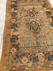 Azerbaijan Tappeti Milano Un vecchio tappeto turco con intricati disegni floreali.