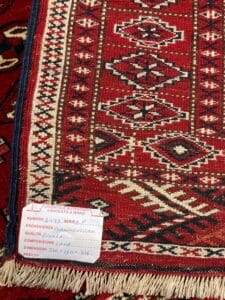 Azerbaijan Tappeti Milano Un primo piano di un tappeto fatto a mano con un'etichetta che ne indica l'origine, le dimensioni e la composizione del materiale.