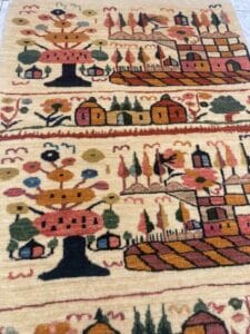 Azerbaijan Tappeti Milano Un tappeto con una pittoresca scena di villaggio.