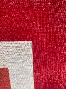 Azerbaijan Tappeti Milano Un tappeto rosso e bianco con un quadrato è disponibile presso il nostro punto vendita di Milano. Vieni a visitare il nostro negozio Tappeti Milano per un'ampia selezione di Tappeti Persiani Milano e