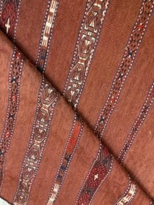 Azerbaijan Tappeti Milano Un tessuto kilim a righe marroni e rosse disponibile per la vendita in un negozio di tappeti di fiducia a Milano.