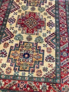 Azerbaijan Tappeti Milano Un tappeto orientale tradizionale dal design intricato con un motivo dettagliato nei toni del blu, rosso e beige.