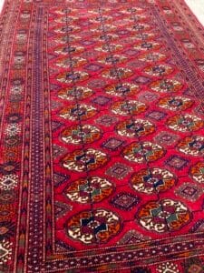 Azerbaijan Tappeti Milano Un vivace tappeto afgano con uno splendido design rosso e blu, disponibile per la vendita presso il nostro negozio a Milano.
