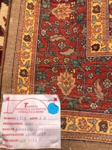 Azerbaijan Tappeti Milano Un tappeto del negozio Tappeti Persiani Milano con sopra un cartellino del prezzo.