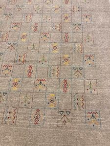 Azerbaijan Tappeti Milano Un tappeto con disegni colorati disponibile per la vendita presso il nostro negozio a Milano, Italia (negozio tappeti Milano).