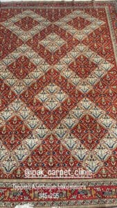 Azerbaijan Tappeti Milano Un tappeto dal disegno rosso e blu, disponibile in vendita tappeti Milano.