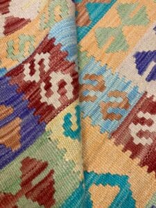 Azerbaijan Tappeti Milano Vista ravvicinata del tessuto colorato e fantasia con disegni geometrici.
