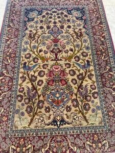 Azerbaijan Tappeti Milano Un tappeto floreale disponibile presso il negozio Tappeti Orientali Milano a Milano.