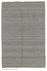 Azerbaijan Tappeti Milano Un tappeto grigio con frange su fondo bianco, in vendita a Milano.