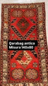 Azerbaijan Tappeti Milano Tappeto Qarabag rosso antico a motivi geometrici, dimensioni 140x80 cm, testo in sovrimpressione in italiano.