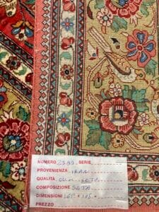 Azerbaijan Tappeti Milano Un tappeto con un cartellino del prezzo.