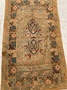 Azerbaijan Tappeti Milano Un tappeto orientale dal design accattivante, disponibile per l'acquisto presso il nostro rug store di Milano.