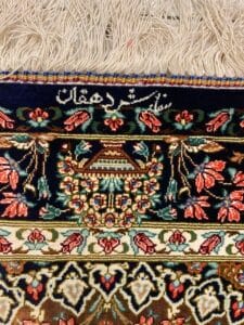 Azerbaijan Tappeti Milano Tappeto persiano riccamente decorato con disegni intricati e dettagli con frange.