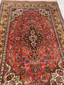 Azerbaijan Tappeti Milano Un tappeto orientale rosso dal disegno elaborato disponibile in vendita tappeti Milano.
