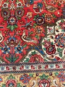 Azerbaijan Tappeti Milano Un tappeto rosso e blu con disegni floreali disponibile in vendita a Milano.