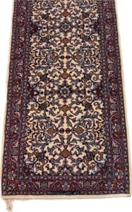 Azerbaijan Tappeti Milano Tappeto rettangolare in stile persiano con motivo floreale e vitigno decorato in rosso, blu e marrone su sfondo crema, con logo del pappagallo colorato nell'angolo in alto a destra.
