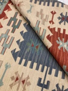 Azerbaijan Tappeti Milano Primo piano di un tappeto kilim con disegni geometrici.