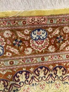Azerbaijan Tappeti Milano Un tappeto persiano dal disegno blu e giallo disponibile in vendita presso un negozio di tappeti a Milano.