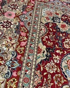 Azerbaijan Tappeti Milano Un tappeto rosso e blu dal design elaborato, disponibile per la vendita presso il nostro negozio di Milano.