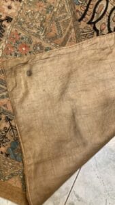Azerbaijan Tappeti Milano Un tappeto marrone chiaro sul pavimento disponibile per negozio tappeti Milano.