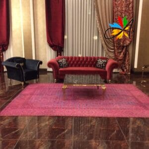 Azerbaijan Tappeti Milano Un soggiorno con un tappeto persiano rosso e divani.