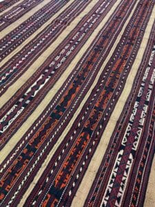 Azerbaijan Tappeti Milano Un tappeto kilim turco vintage su un tavolo.