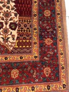 Azerbaijan Tappeti Milano Un vivace tappeto orientale caratterizzato da una sorprendente combinazione di disegni rossi e blu.