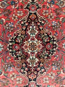Azerbaijan Tappeti Milano Un tappeto rosso e nero dal design elaborato disponibile per la vendita presso il nostro negozio di tappeti a Milano.
