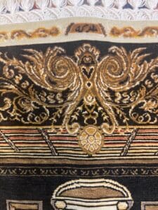 Azerbaijan Tappeti Milano Intricato motivo di tappeto con disegni floreali decorati e motivi tradizionali.