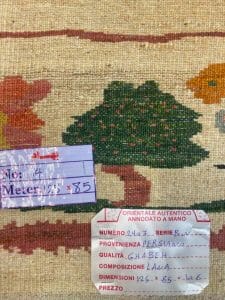 Azerbaijan Tappeti Milano Un tappeto con un'etichetta raffigurante l'immagine di un albero disponibile per la vendita a Milano.