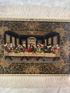 Azerbaijan Tappeti Milano Tradizionale dipinto persiano in miniatura raffigurante un gruppo di individui in un ambiente di corte reale, circondato da un bordo floreale ornato.