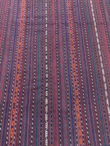 Azerbaijan Tappeti Milano Un vivace tappeto kilim con strisce rosse, blu e arancioni disponibile in vendita tappeti Milano.