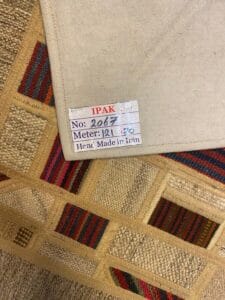 Azerbaijan Tappeti Milano Tappeto beige con etichetta che riporta "IPAK", informazioni sulle dimensioni e "Fatto a mano in Iran", su tessuto a fantasia.
