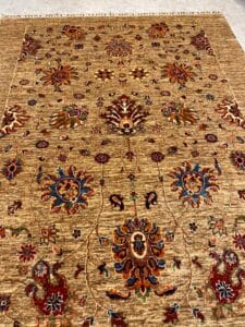 Azerbaijan Tappeti Milano Tappeto a motivi marroni con intricati disegni floreali in rosso, blu e arancione.