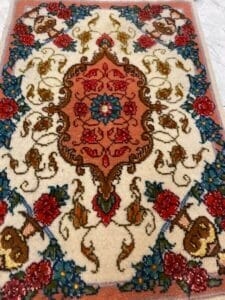 Azerbaijan Tappeti Milano Tappeto colorato in stile persiano con motivi floreali ornati in rosso, blu, verde e oro su sfondo crema.