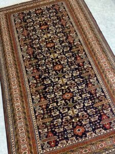 Azerbaijan Tappeti Milano Tappeto a motivi tradizionali con intricati disegni floreali e geometrici nei toni del rosso, del blu e del beige.