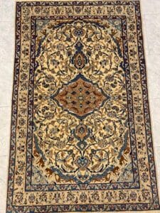 Azerbaijan Tappeti Milano Tappeto a motivi ornamentali beige e blu con intricati disegni floreali e un medaglione centrale.