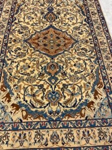 Azerbaijan Tappeti Milano Tappeto a fantasia beige e blu con motivi floreali e un grande medaglione centrale.