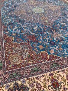 Azerbaijan Tappeti Milano Colorato tappeto persiano con intricati motivi floreali e geometrici, caratterizzato da uno sfondo blu dominante e un bordo multicolore.