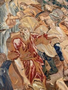 Azerbaijan Tappeti Milano Un arazzo dettagliato raffigura diverse figure vestite che lavorano insieme, forse per attingere acqua da un pozzo. Una figura in primo piano indica il futuro. L'immagine è caratterizzata da ricchi toni terrosi e da un logo astratto di un uccello colorato nell'angolo in alto a destra.