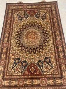 Azerbaijan Tappeti Milano Tappeto persiano rettangolare con un intricato motivo geometrico e floreale nei toni del crema, rosso, marrone e blu, caratterizzato da un grande disegno centrale a stella e da bordi dettagliati.