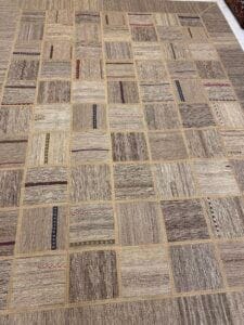 Azerbaijan Tappeti Milano Tappeto patchwork con varie tonalità di beige e motivi delicati, caratterizzato da un motivo a foglie colorate in un angolo.