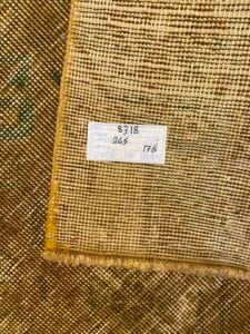 Azerbaijan Tappeti Milano Primo piano di un tessuto intrecciato con una piccola etichetta che riporta numeri e la scritta "MADE IN JAPAN". Nell'angolo in alto a destra si trova un motivo a farfalla colorata.