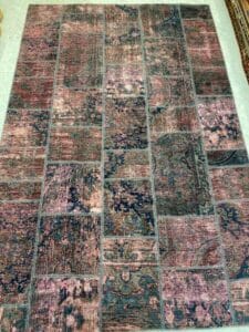 Azerbaijan Tappeti Milano Tappeto patchwork colorato con varie tonalità di blu, rosa e marrone, caratterizzato da motivi astratti e floreali.