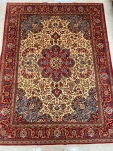 Azerbaijan Tappeti Milano Un tappeto rettangolare in stile persiano con intricati motivi floreali nei toni del rosso, blu e beige, posizionato su un pavimento chiaro.