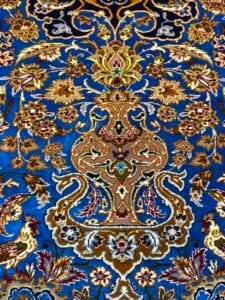 Azerbaijan Tappeti Milano Tappeto blu decorato con intricati motivi floreali e di uccelli in oro, marrone e verde, caratterizzato da disegni simmetrici e motivi dettagliati.